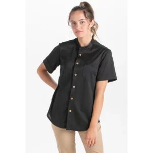 Camisa negra punto granito botón madera Dyneke 8172111: vista frontal con modelo.