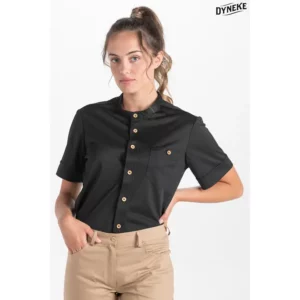 Camisa negra punto granito botón madera Dyneke 8172111: vista frontal con modelo.