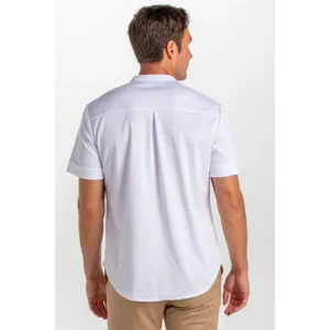 Camisa blanca punto granito botón madera Dyneke 8172112: vista trasera de la camisa con modelo.