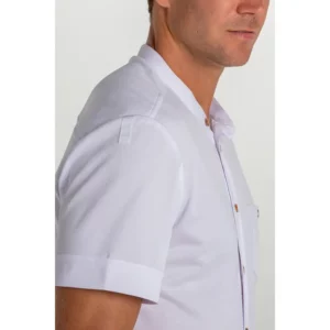 Camisa blanca punto granito botón madera Dyneke 8172112: detalle del hombro y manga.