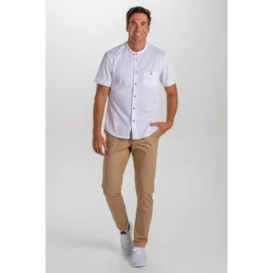 Camisa blanca punto granito botón madera Dyneke 8172112: vista de cuerpo entero con modelo.