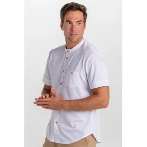 Camisa blanca punto granito botón madera Dyneke 8172112: vista de tres cuartos con modelo.