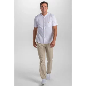 Camisa blanca punto granito botón madera Dyneke 8172112: vista de cuerpo entero con modelo.