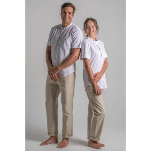 Camisa blanca punto granito botón madera Dyneke 8172112: vista de cuerpo entero con dos modelos.