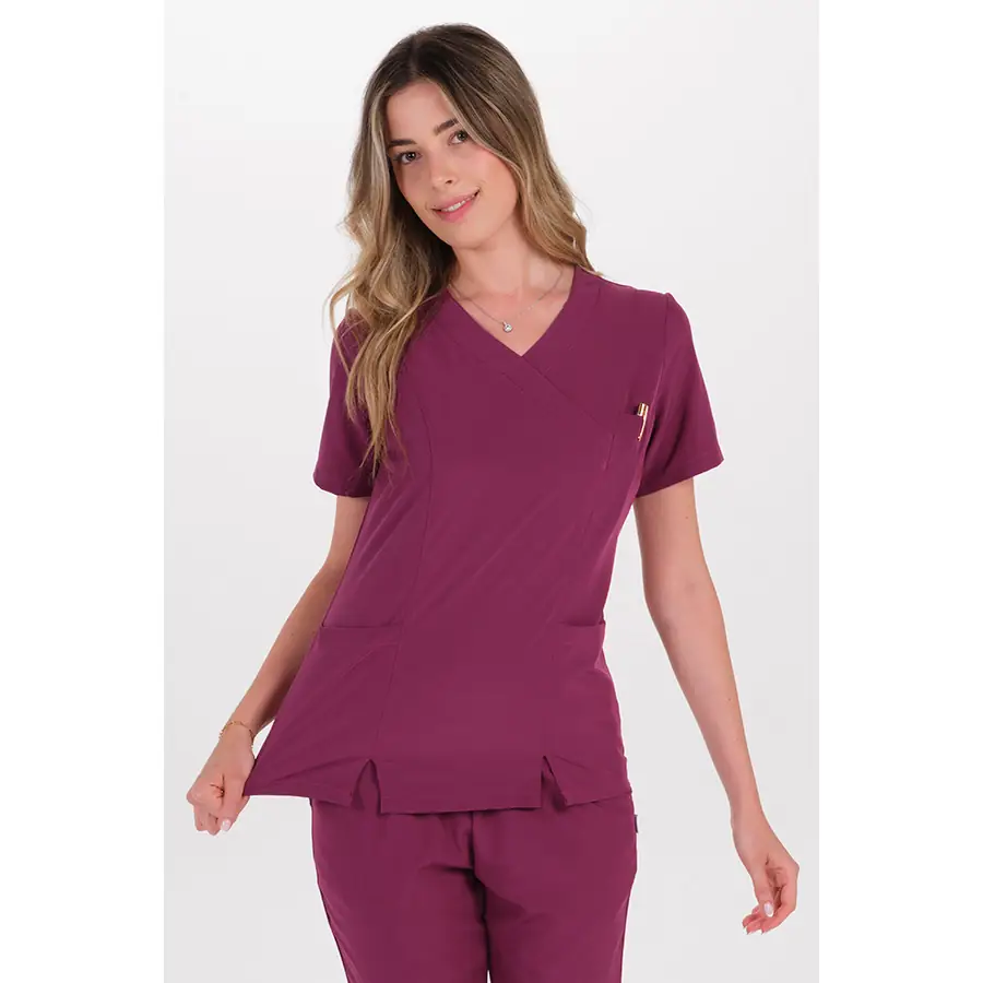Casaca Dyneke 8173201 mujer burdeos cuello cruzado 3 Casaca elástica mujer burdeos Dyneke 8173201: vista frontal con modelo mostrando el tejido.