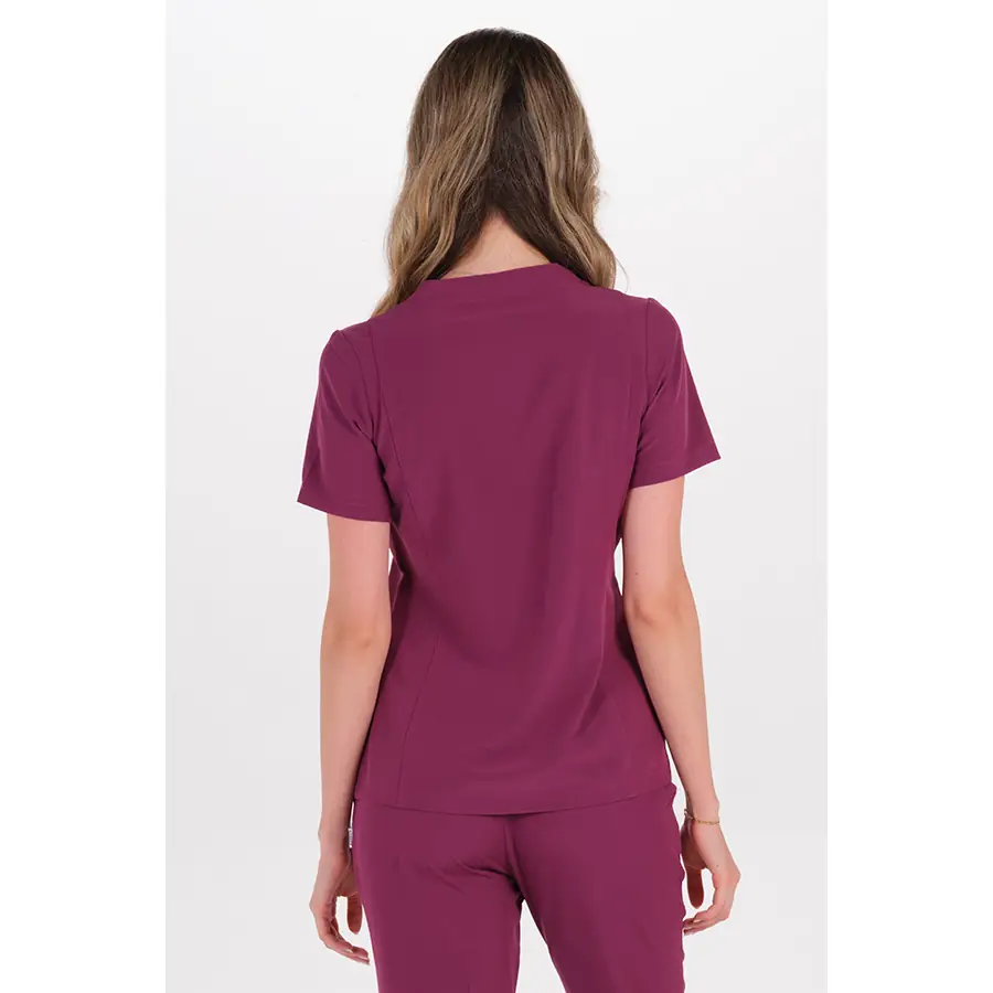 Casaca Dyneke 8173201 mujer burdeos cuello cruzado 4 Casaca elástica mujer burdeos Dyneke 8173201: vista trasera con modelo.
