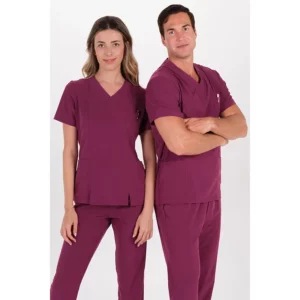 Dos modelos con casacas sanitarias Dyneke burdeos de cuello en pico cruzado.