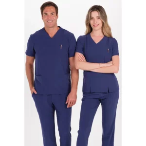 Dos modelos con casacas sanitarias Dyneke azul marino de cuello en pico cruzado.