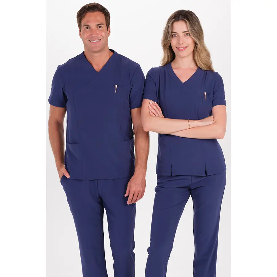 Casaca Dyneke 8173202 mujer azul marino cuello cruzado 5 Dos modelos con casacas sanitarias Dyneke azul marino de cuello en pico cruzado.