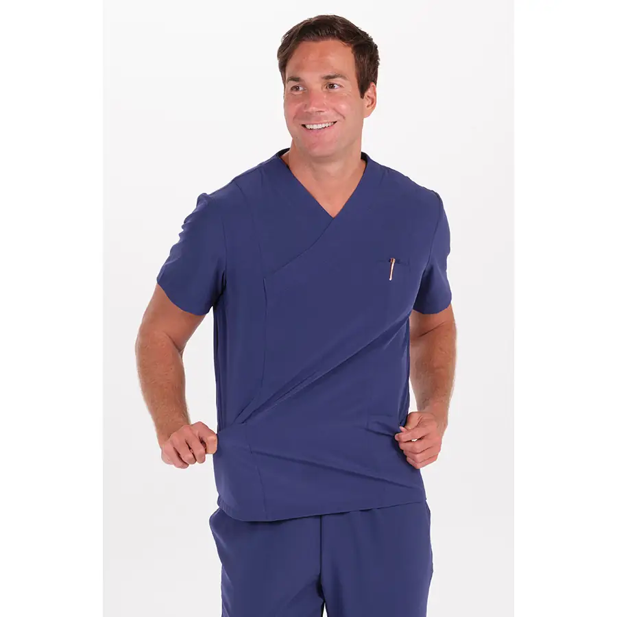 Casaca Dyneke 8174202 hombre azul marino cuello cruzado 2 Casaca elástica hombre azul marino Dyneke 8174202: vista frontal con modelo mostrando el tejido.