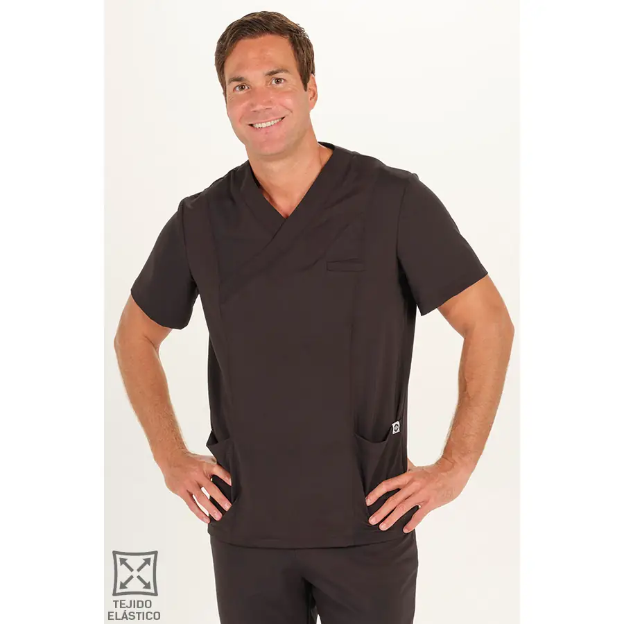 Casaca Dyneke 8174786 hombre negra cuello cruzado 1 Casaca elástica hombre negra Dyneke 8174786: vista frontal con modelo.