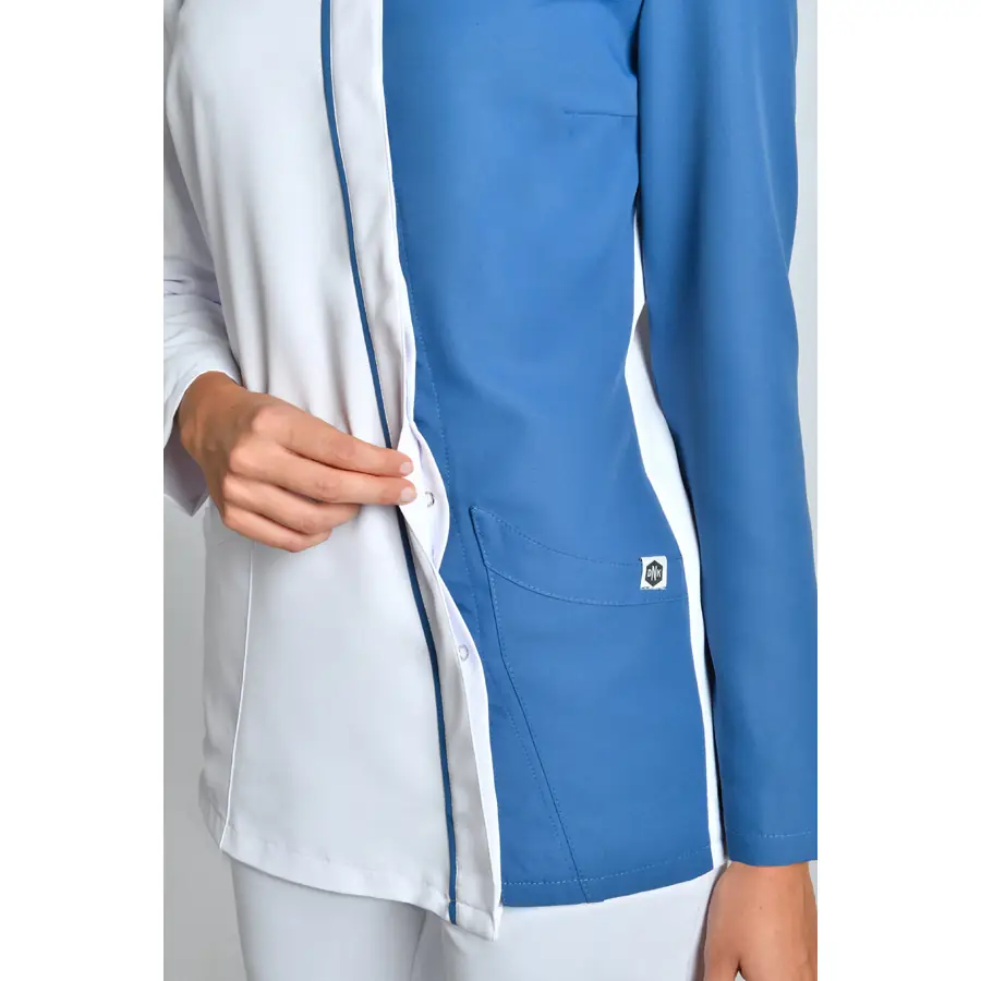 Chaqueta Dyneke 8177482 mujer asimétrica azul larga 3 Chaqueta mujer microfibra asimétrica m/l azul Dyneke 8177482: detalle del cierre delantero.