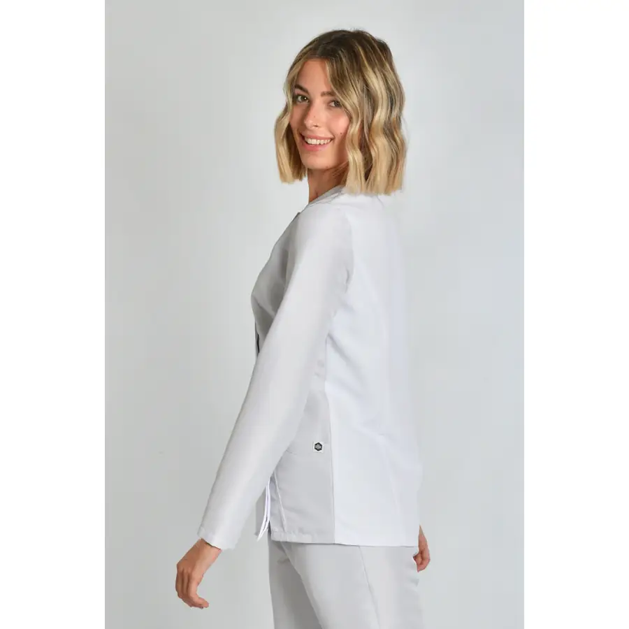 Chaqueta Dyneke 8177488 mujer asimétrica gris perla 2 Chaqueta microfibra asimétrica m/l gris perla Dyneke 8177488: vista de tres cuartos por detrás con modelo.