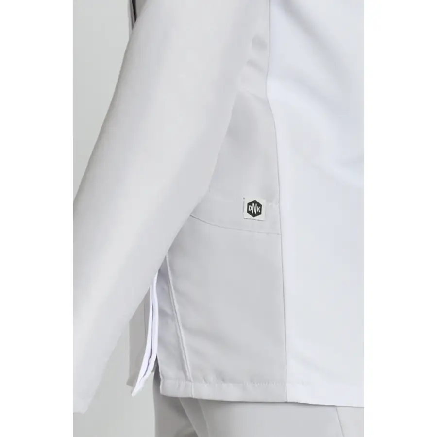 Chaqueta Dyneke 8177488 mujer asimétrica gris perla 3 Chaqueta microfibra asimétrica m/l gris perla Dyneke 8177488: detalle del bolsillo lateral.