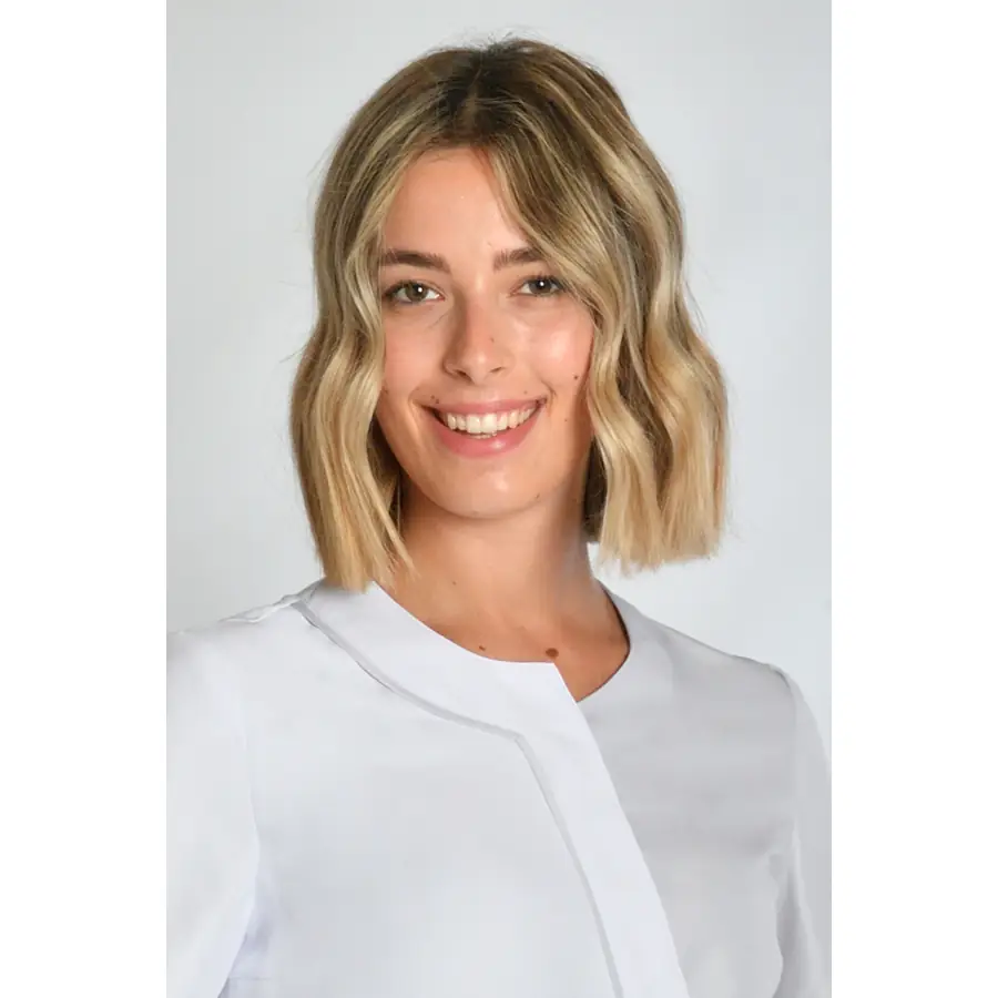 Chaqueta Dyneke 8177488 mujer asimétrica gris perla 4 Chaqueta microfibra asimétrica m/l gris perla Dyneke 8177488: detalle del cuello con modelo.