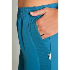 Pantalón unisex rejilla lateral azul Dyneke 8179485: detalle de la cintura y bolsillo lateral.