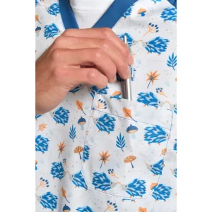Blusón sanitario estampado microfibra erizos Dyneke 8185061: detalle del bolsillo y estampado.