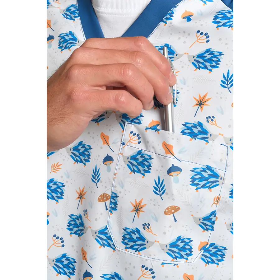 Casaca Dyneke 8185061 unisex microfibra erizos 3 Blusón sanitario estampado microfibra erizos Dyneke 8185061: detalle del bolsillo y estampado.