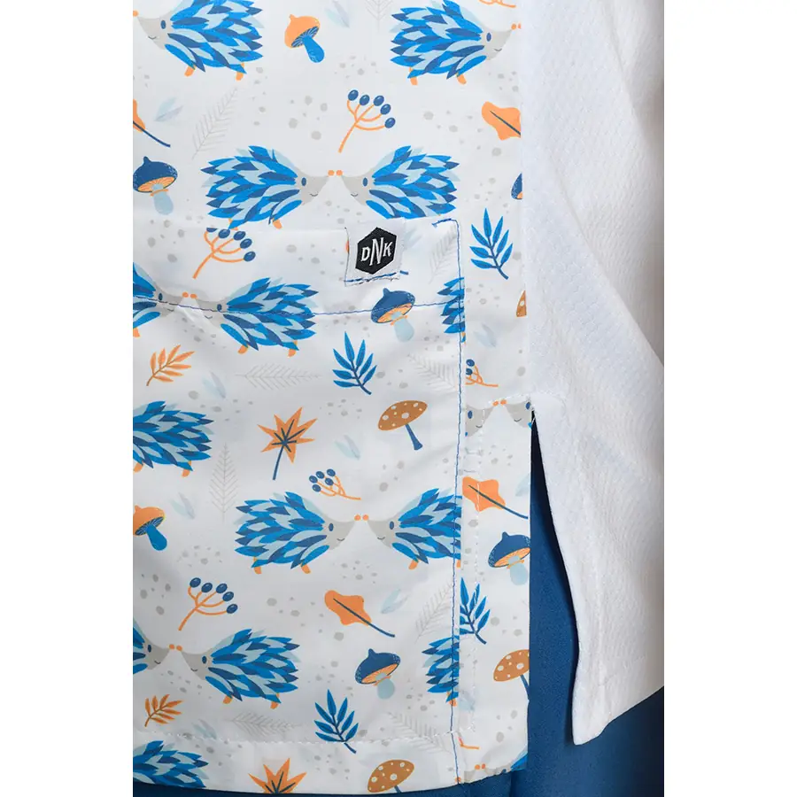 Casaca Dyneke 8185061 unisex microfibra erizos 4 Blusón sanitario estampado microfibra erizos Dyneke 8185061: detalle de los botones y estampado.