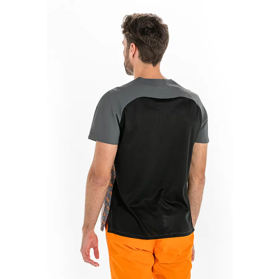Casaca Dyneke 8185070 unisex microfibra guitarras 3 Casaca sanitaria microfibra guitarras Dyneke 8185070: vista trasera con modelo.