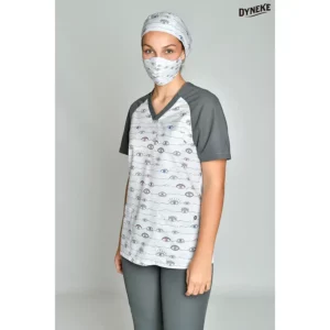 Blusón sanitario estampado microfibra ojos Dyneke 8185071: vista frontal con modelo.