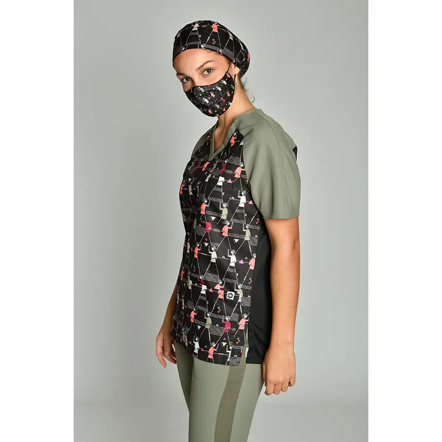 Casaca Dyneke 8185081 unisex microfibra Dosmetros 2 Blusón sanitario estampado microfibra dosmetros Dyneke 8185081: vista lateral con modelo.