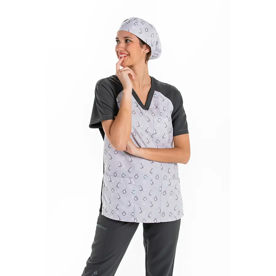 Casaca Dyneke 8185100 unisex microfibra pingüinos 1 Casaca sanitaria microfibra pinguinos Dyneke 8185100: vista frontal con modelo.
