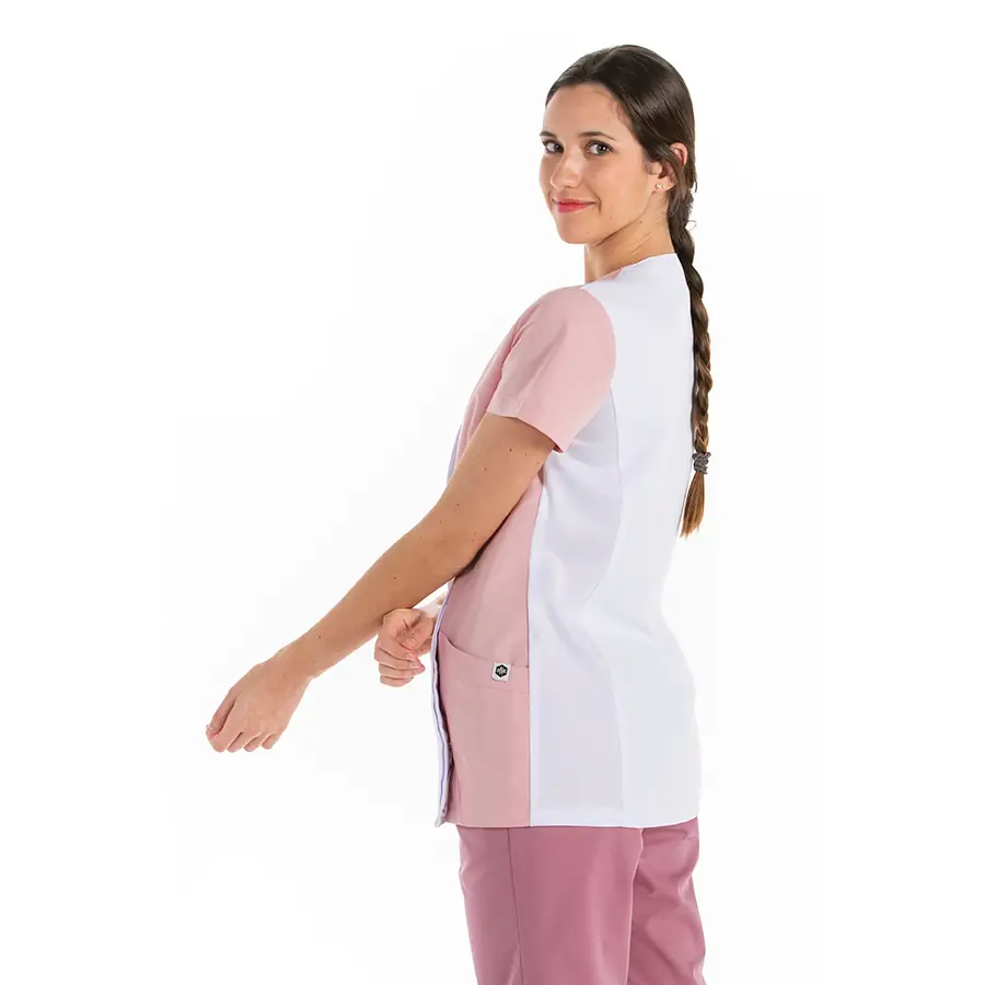Chaqueta Dyneke 8186481 mujer asimétrica rosa maquillaje 3 Chaqueta microfibra asimétrica rosa Dyneke 8186481: vista lateral con modelo.