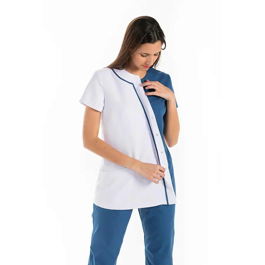 Chaqueta Dyneke 8186482 mujer asimétrica azul 2 Chaqueta microfibra asimétrica azul Dyneke 8186482: vista frontal del cierre con modelo.