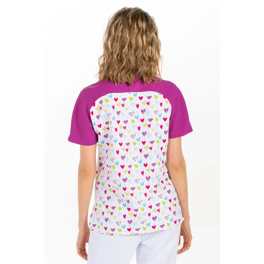 Blusón Dyneke 8188002 unisex malva corazones 2 Blusón sanitario unisex malva corazones Dyneke 8188002: vista trasera con modelo.