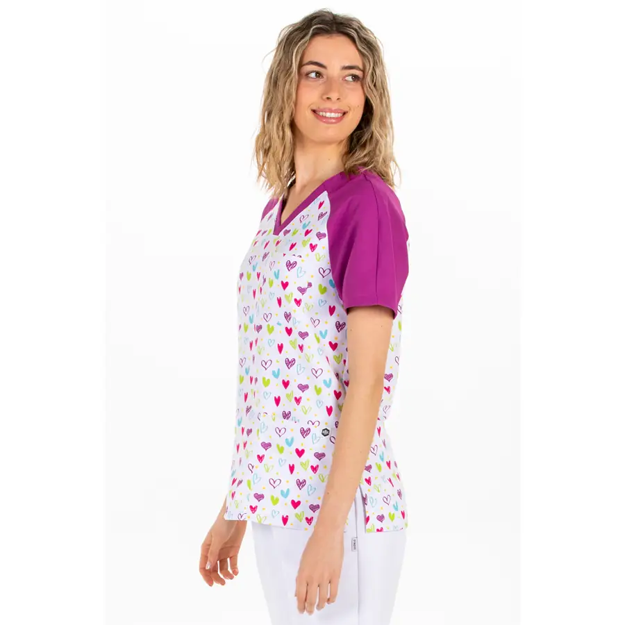 Blusón Dyneke 8188002 unisex malva corazones 3 Blusón sanitario unisex malva corazones Dyneke 8188002: vista lateral con modelo.