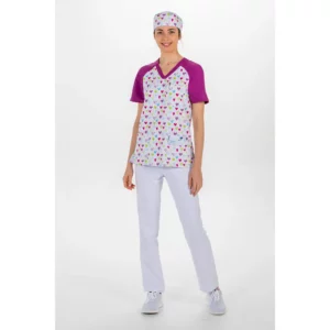 Blusón sanitario unisex malva corazones Dyneke 8188002: vista de cuerpo entero con modelo.