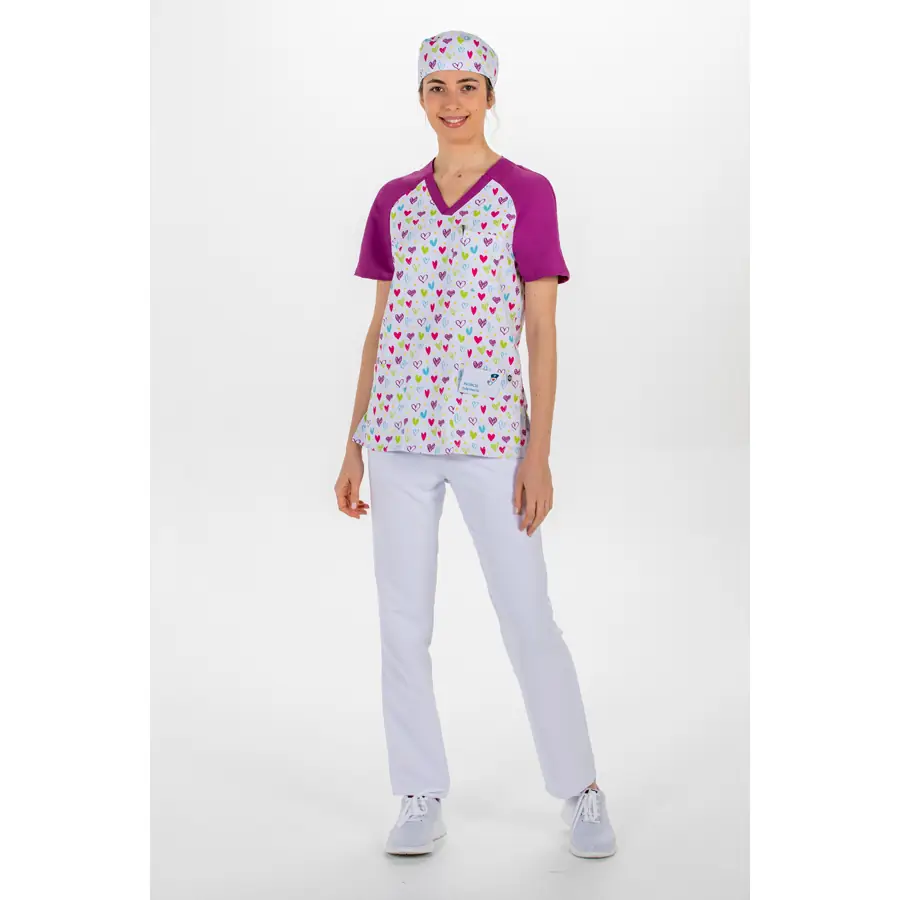 Blusón Dyneke 8188002 unisex malva corazones 4 Blusón sanitario unisex malva corazones Dyneke 8188002: vista de cuerpo entero con modelo.
