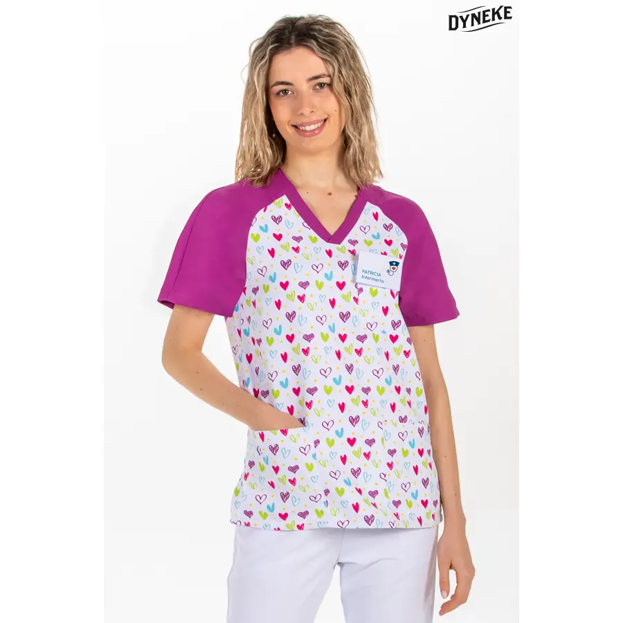 Blusón Dyneke 8188002 unisex malva corazones 1 Blusón sanitario unisex malva corazones Dyneke 8188002: vista frontal con modelo.