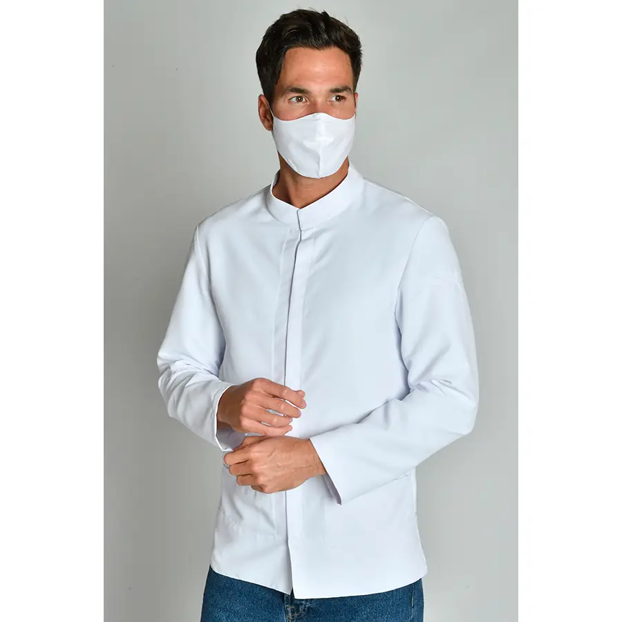 Chaqueta Dyneke 8191570 hombre blanca tirilla larga 2 Chaqueta imperial hombre microfibra blanca m/l Dyneke 8191570: vista frontal con modelo y mascarilla.