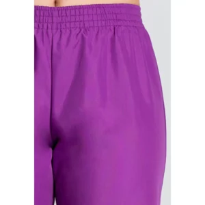 Pantalón clásico violeta Dyneke 8201859: detalle de la cintura elástica.