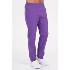 Pantalón s/ bolsillos morado Dyneke 8201914: vista de tres cuartos del pantalón con modelo.