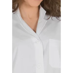 CHAQUETA BLANCA 8202 Dyneke 8202700: detalle del cuello, botones y bolsillo de pecho.