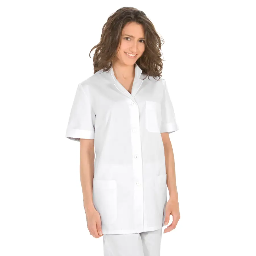 Chaqueta Dyneke 8202700 blanca manga corta botones 1 CHAQUETA BLANCA 8202 Dyneke 8202700: vista frontal con modelo.