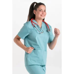 Blusón sanitario unisex azul porcelana Dyneke 8204548: vista frontal con mano en la cintura.