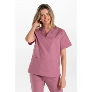 Blusón sanitario unisex nude rosa Dyneke 8204843: vista frontal con modelo y mano junto al rostro.