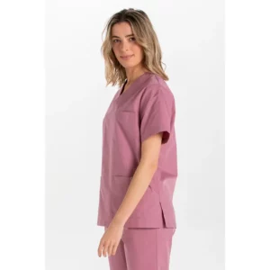 Blusón sanitario unisex nude rosa Dyneke 8204843: vista lateral con modelo.