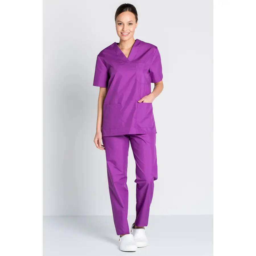 Blusón Dyneke 8204859 unisex violeta cuello pico 2 Blusón violeta Dyneke 8204859: vista de cuerpo entero con modelo.