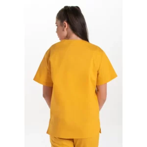 Blusón sanitario unisex ocre Dyneke 8204886: vista trasera con modelo.