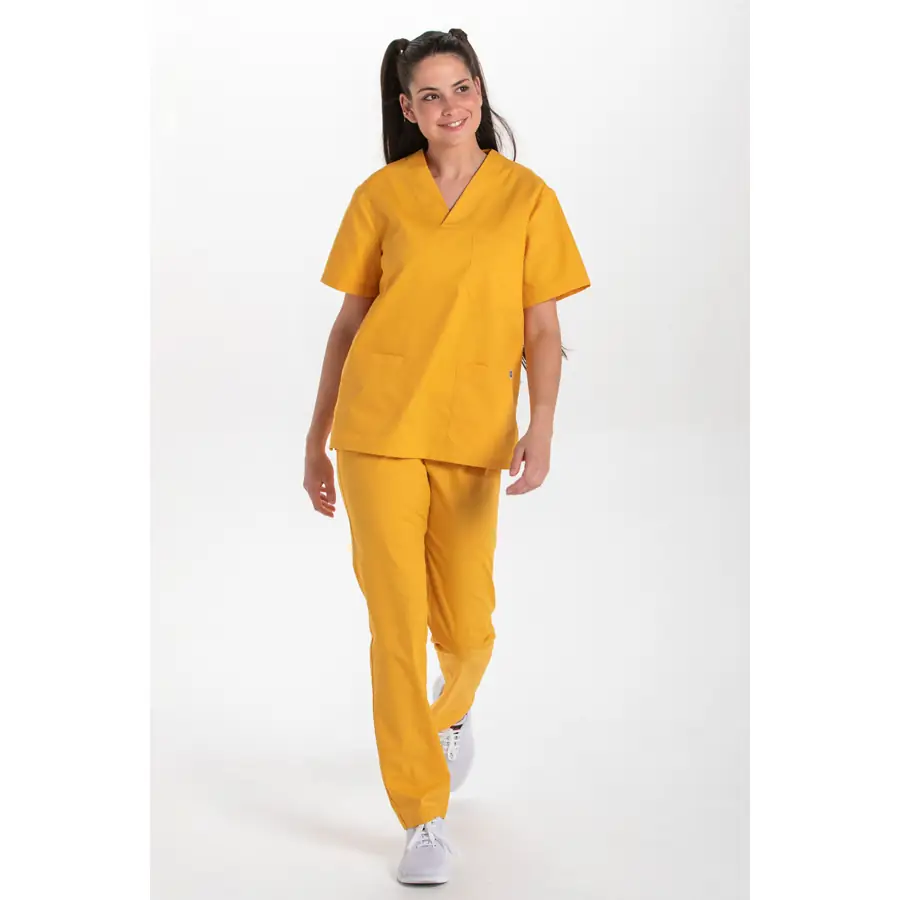 Blusón Dyneke 8204886 unisex ocre cuello pico 4 Blusón sanitario unisex ocre Dyneke 8204886: vista de cuerpo entero con modelo.