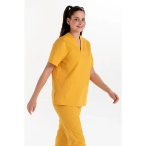 Blusón sanitario unisex ocre Dyneke 8204886: vista lateral con modelo en movimiento.