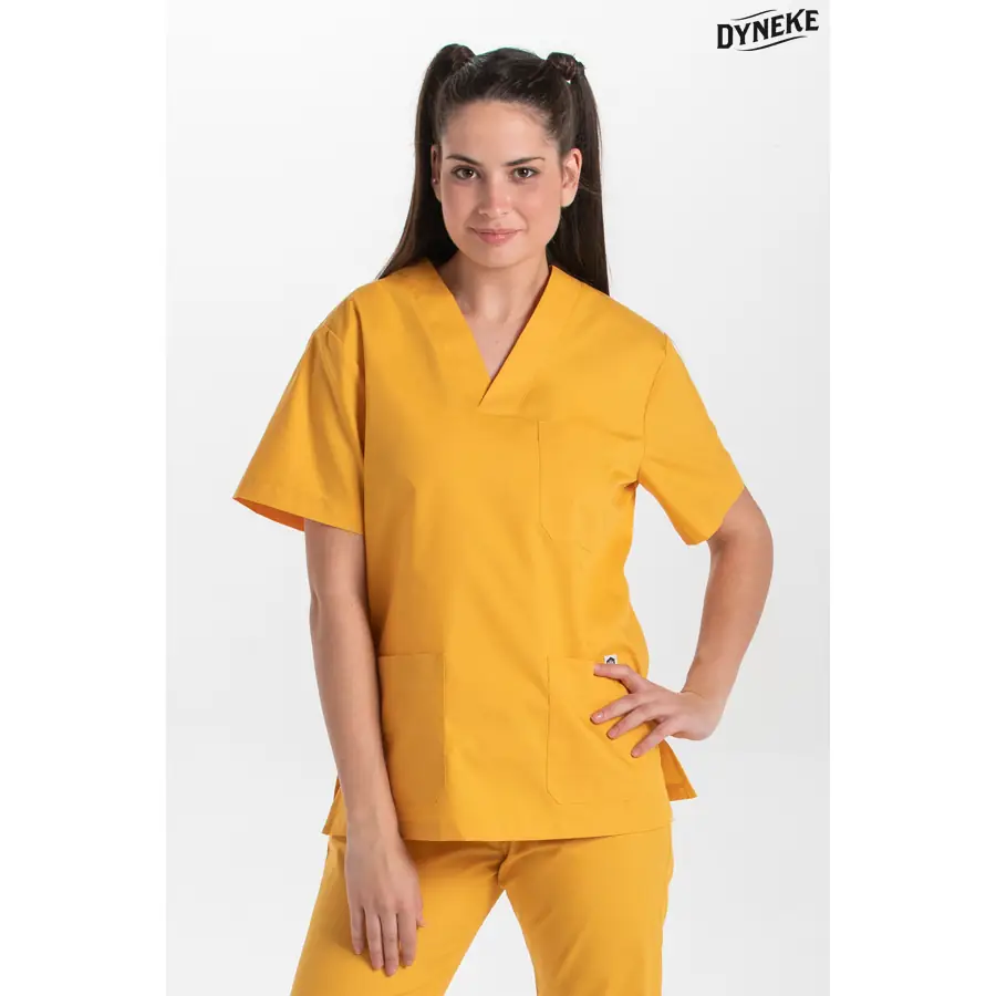 Blusón Dyneke 8204886 unisex ocre cuello pico 1 Blusón sanitario unisex ocre Dyneke 8204886: vista frontal con modelo.