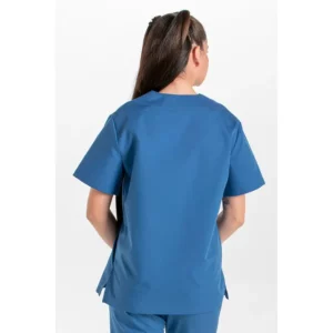 Blusón sanitario unisex azul egeo Dyneke 8204891: vista trasera con modelo.