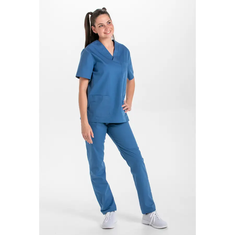Blusón Dyneke 8204891 unisex azul egeo cuello pico 4 Blusón sanitario unisex azul egeo Dyneke 8204891: vista de cuerpo entero con modelo.