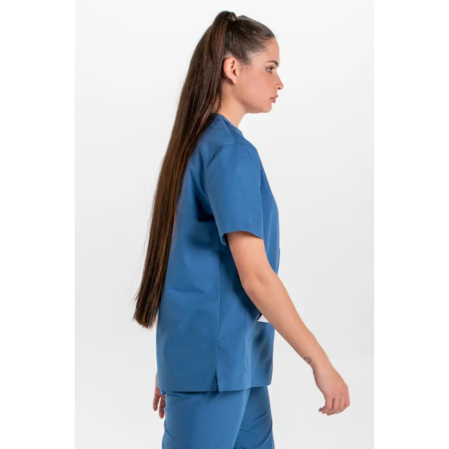 Blusón Dyneke 8204891 unisex azul egeo cuello pico 3 Blusón sanitario unisex azul egeo Dyneke 8204891: vista lateral con modelo.